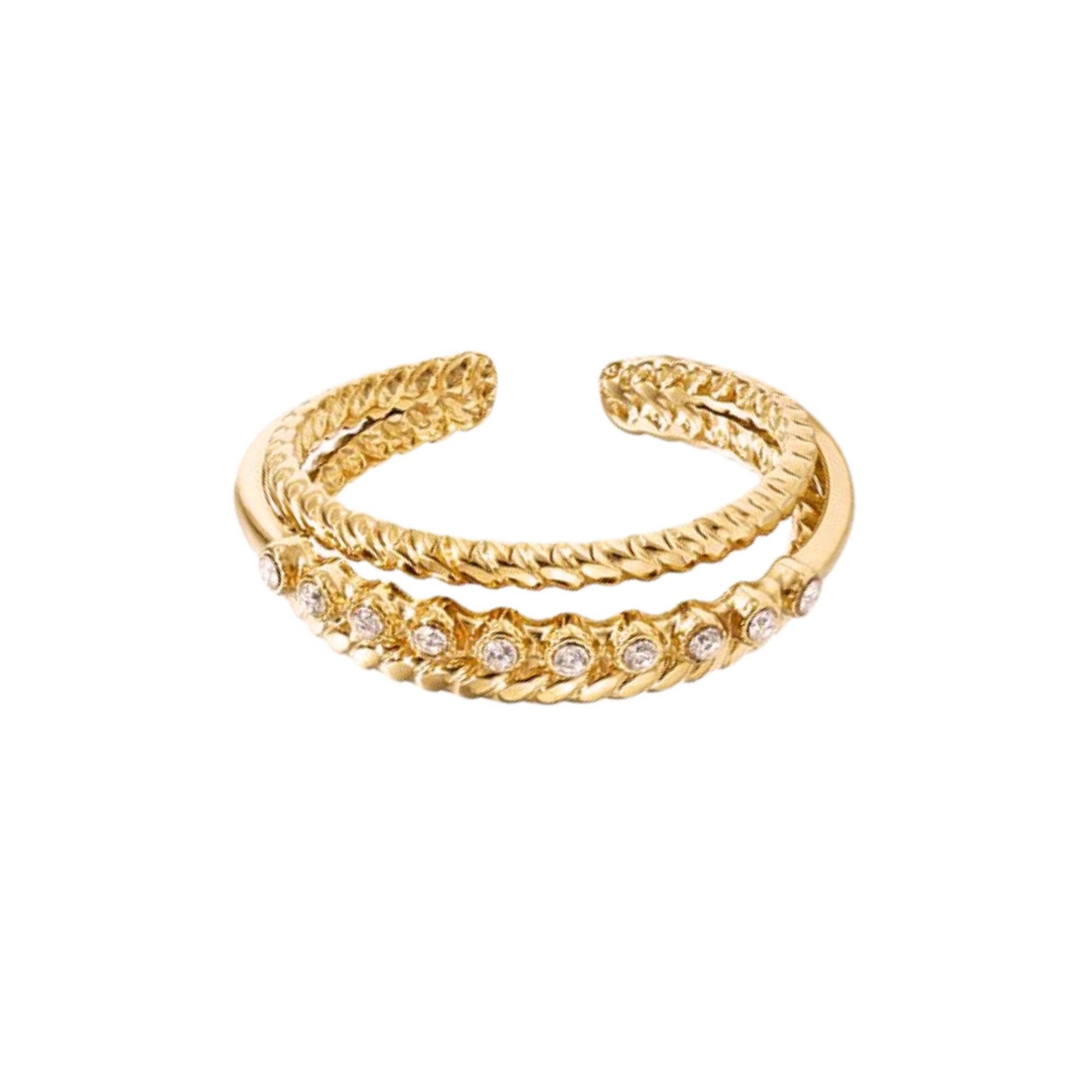 Sari Ring in gold mit drei Reihen und der mittleren Reihe mit Steinen besetzt.
