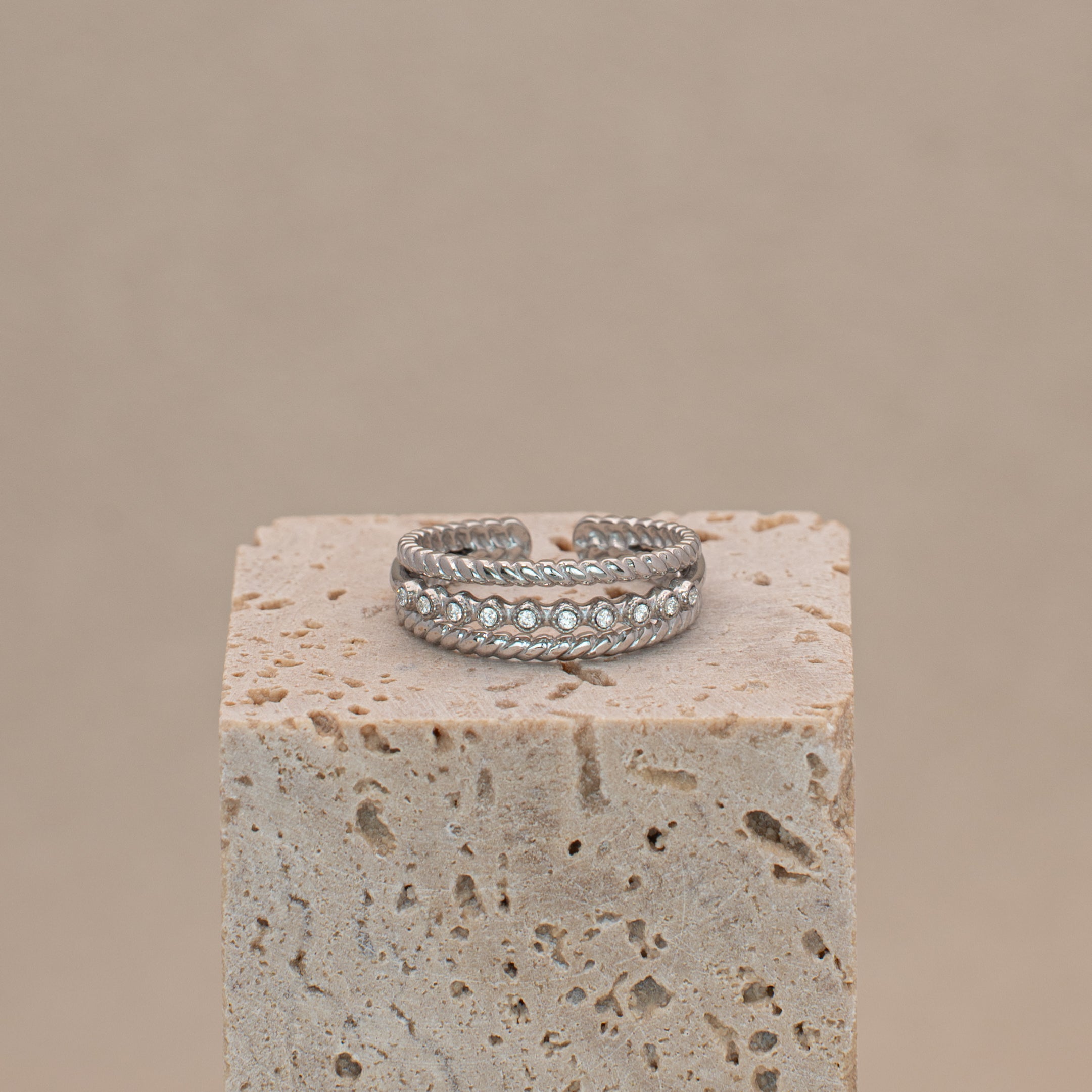 Sari Ring in silber mit drei Reihen und der mittleren Reihe mit Steinen besetzt.