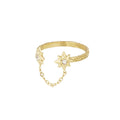 Stella Ring in gold, offene Form mit zwei mit Steinen besetzten Sternen, verbunden mit einer dünnen Kette.