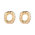 Tova Ohrringe in gold, Stecker mit organischer Donut-Form.