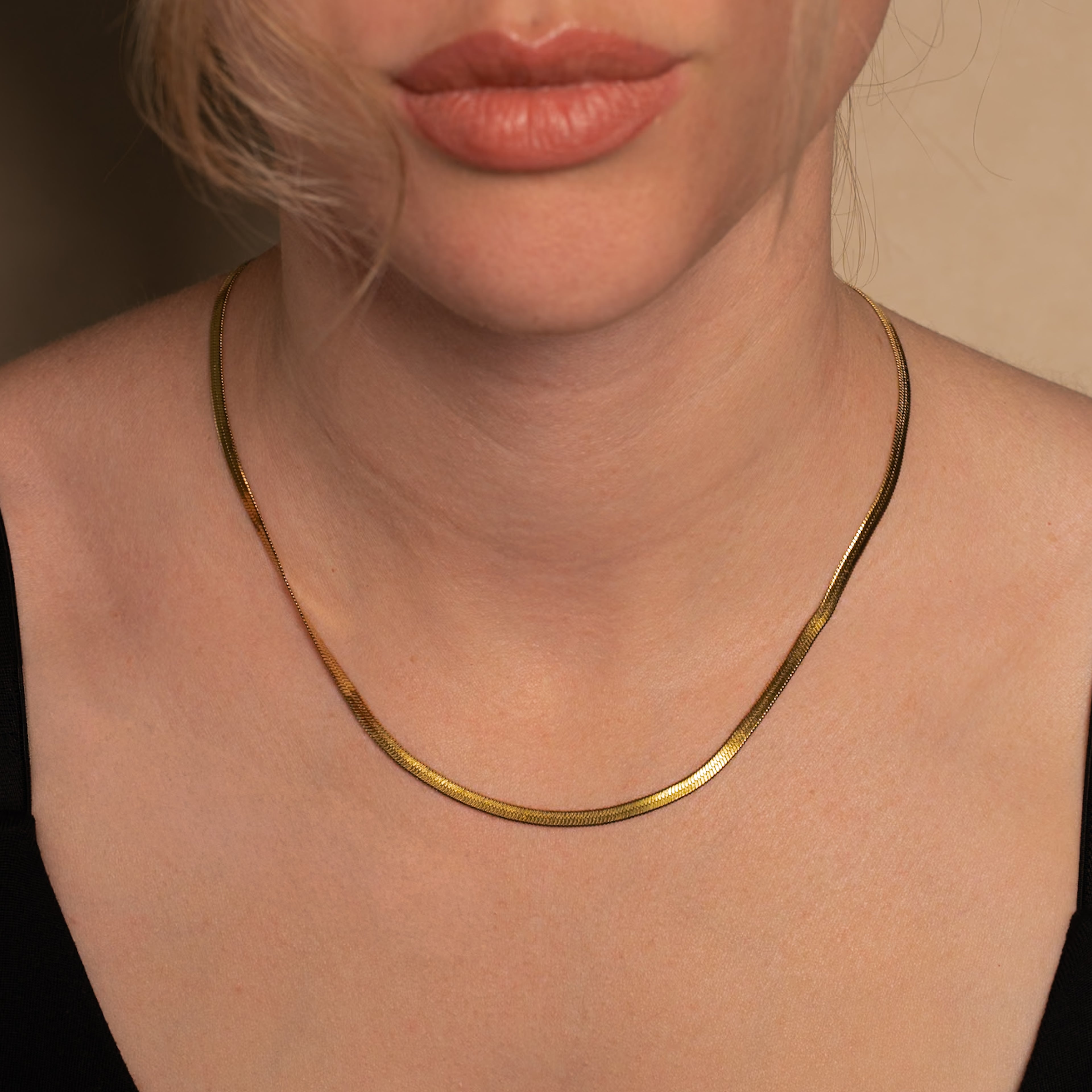 Frau trägt die Velvet Halskette in gold, simple Schlangenkette.