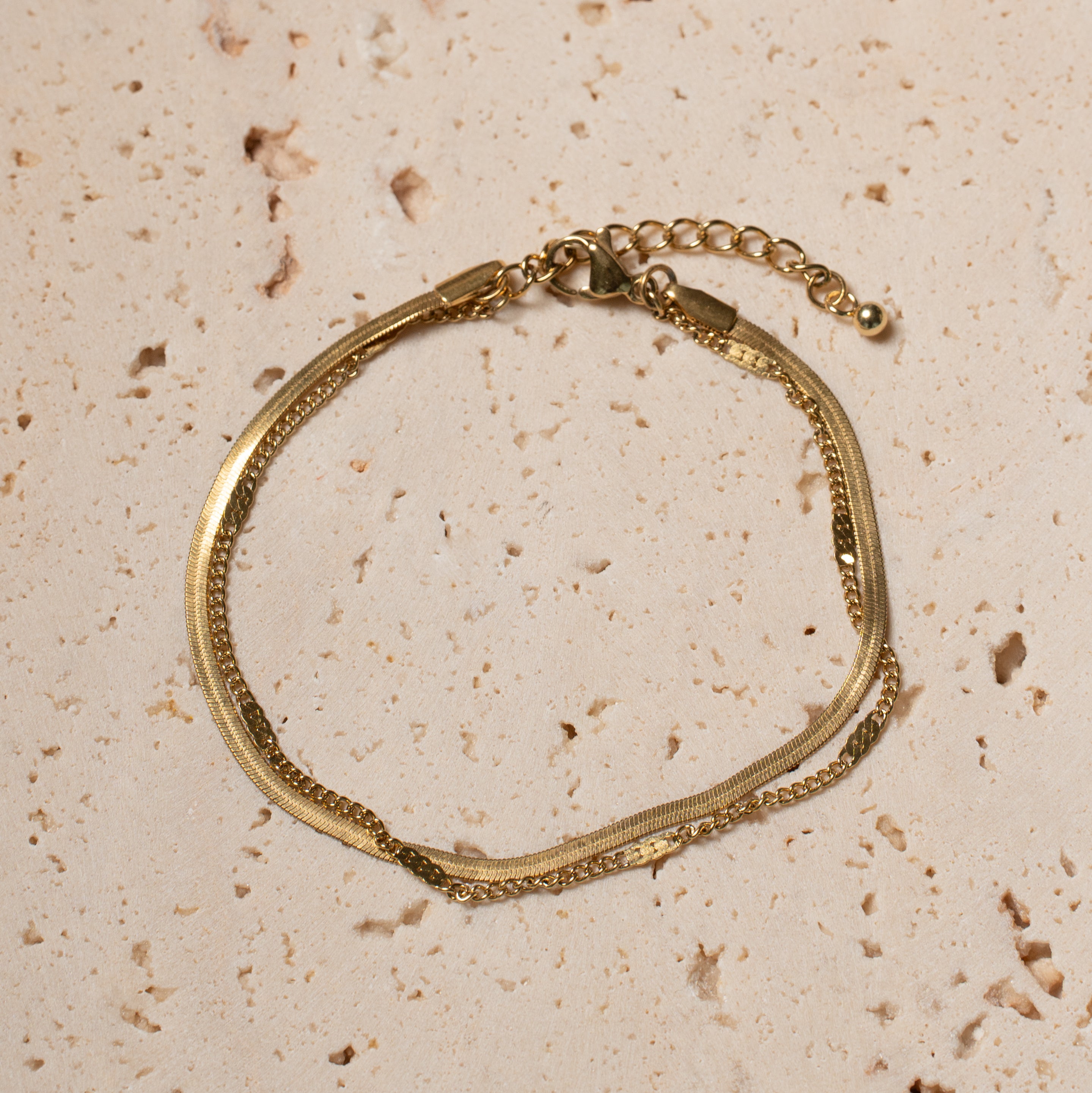 Yara Armband in gold bestehend aus zwei filigranen Ketten - einer Schlangen- und einer Gliederkette.